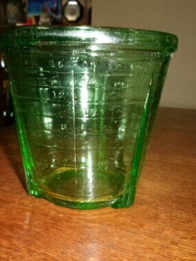 Vtg Vrido Chicago 2 cup green uranium glass green measuring cup RARE piece
